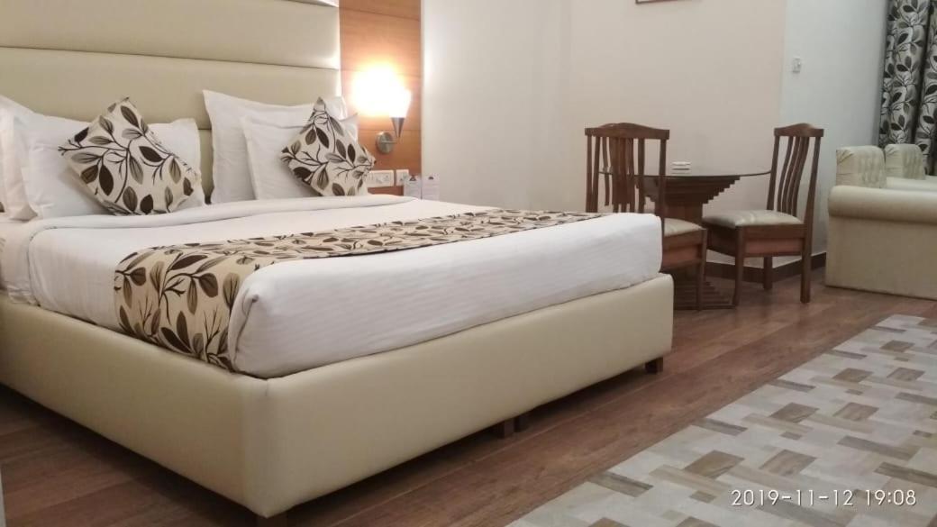 Grand Continental Hotel Allāhābād Junction Екстериор снимка