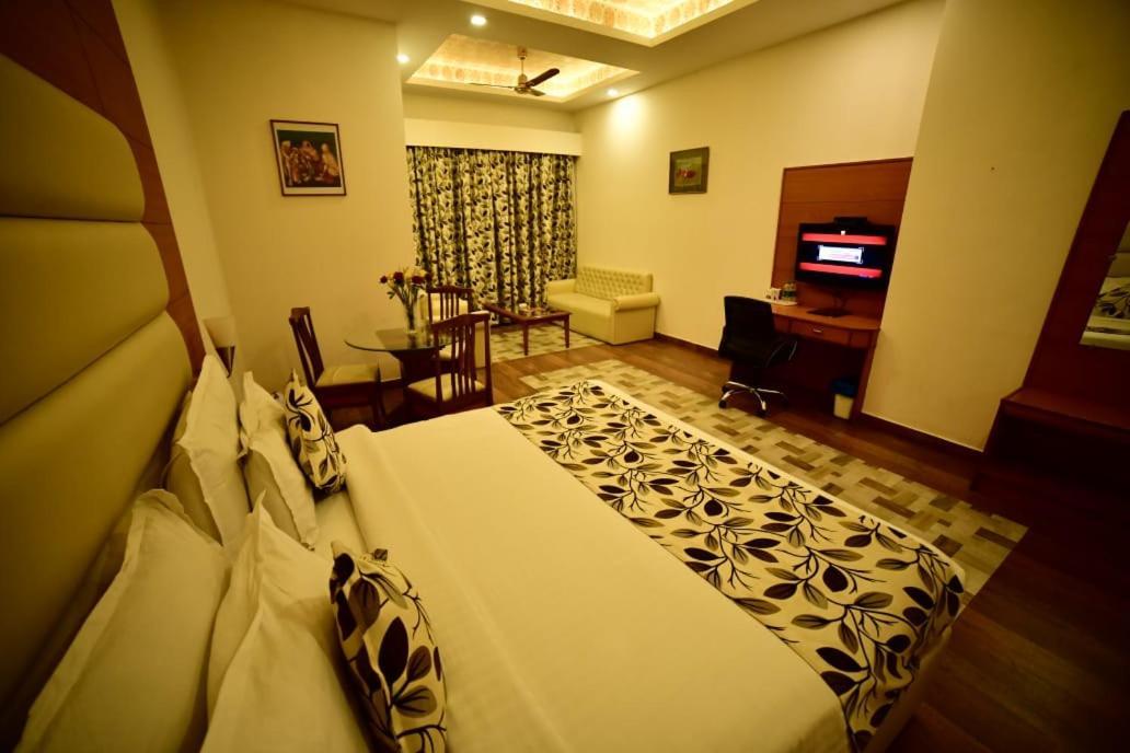 Grand Continental Hotel Allāhābād Junction Екстериор снимка